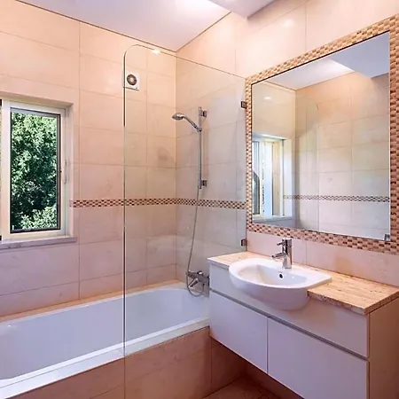 Sleeps 10 Pool Air Con