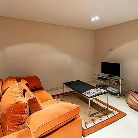 Sleeps 10 Pool Air Con