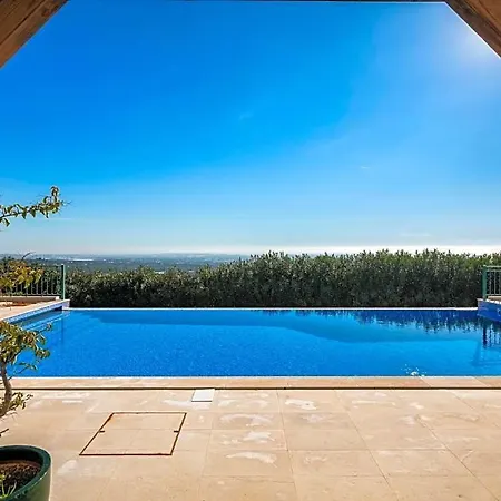 Villa Sleeps 10 Pool Air Con