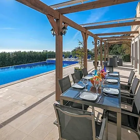 Sleeps 10 Pool Air Con Santa Bárbara de Nexe