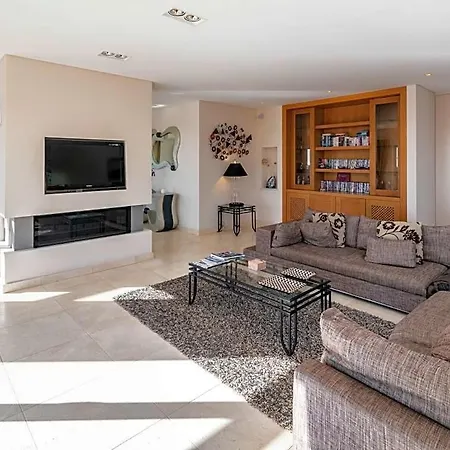 Sleeps 10 Pool Air Con
