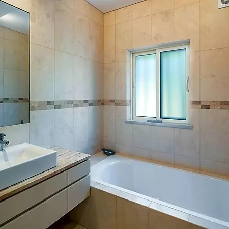 Sleeps 10 Pool Air Con Santa Bárbara de Nexe