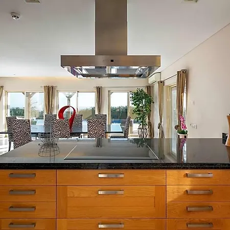 Sleeps 10 Pool Air Con